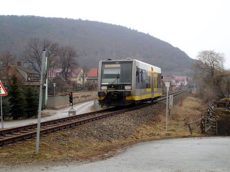 672 909 bei der Durchfahrt in Wangen in Richtung Nebra und Naumburg am 25.03.2006.