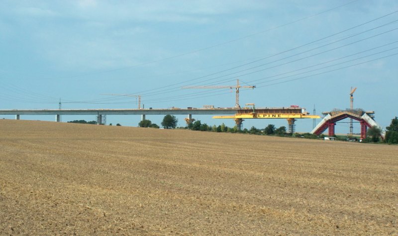 Aktueller Bauzustand der Unstruttalbrücke bei Wetzendorf für die ICE Neubaustrecke Erfurt - Halle/Leipzig; 08.08.2009 

