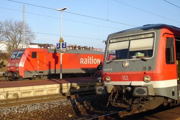 Am 02.12.2006 fuhr die Unstrutbahn in Artern ausnahmsweise von Gleis 1 ab. Grund war die außerplanmäßige Durchfahrt eines Güterzuges auf Gleis 3. 