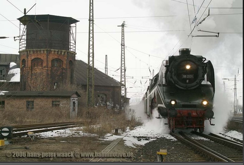 Am 18.03.2006 passiert die Schnellzuglokomotive DR 18 201 mit ihrem Sonderzug von Dresden nach Saalfeld das ehemalige Bw Naumburg (Saale). Links führen die Gleise der Unstrutbahn aus dem Naumburger Hbf; (Foto: Hans-Peter Waack http://www.bahnmotive.de)