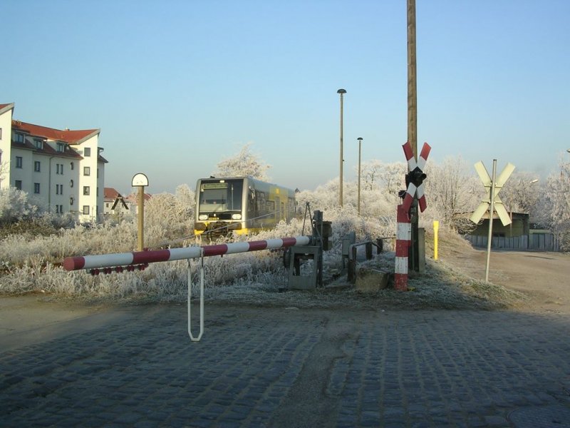 An einem frostigen Dezembertag 2007 die RB aus Nebra Einfahrt in Naumburg (Saale) Ost. Bald werden wohl auch die alten Schrankenanlagen Geschichte sein. 