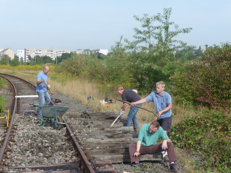 Arbeitseinsatz von einigen Mitgliedern unserer IG an der östlichen Bahnhofseinfahrt von Roßleben. Um die Senke zu entfernen, mußten die Gleisschwellen rechts vom Schotter befreit und gekürzt werden; 22.08.2009 (Foto: Christian Kirchner)