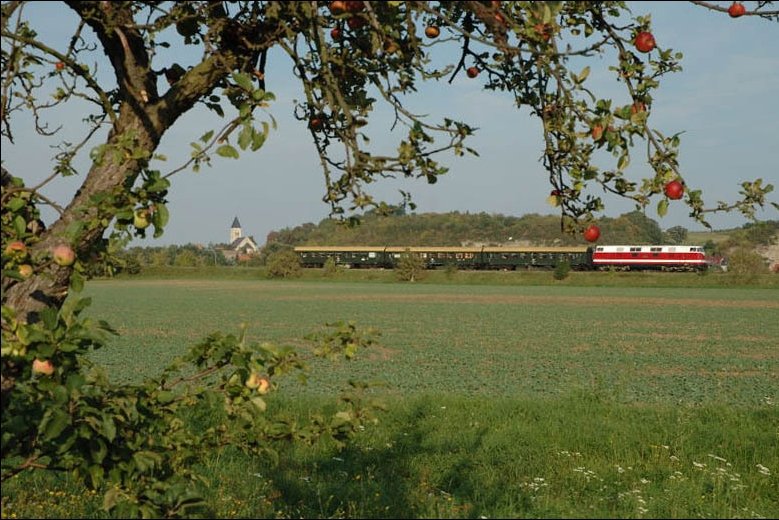 Auf dem Rückweg nach Glauchau durchfährt der Winzerfestsonderzug das herbstliche und sonnige Unstruttal bei Kleinjena; 17.09.2006 (Foto: Andreas Leipoldt)