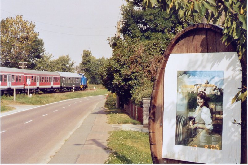 Auf der Fahrt nach Karsdorf passiert die PRESS 346 019-6 mit ihrem Leerzug auch das Weingut Boy in Laucha, welches auch kräftig Werbung für das stattfindende Winzerfest in Freyburg macht; 10.09.2005 (Foto: Günther Göbel)
