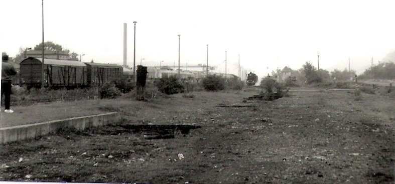 Bahnhof Laucha im Oktober 1989. Man erkennt noch das ehemalige Gleisbett der Finnebahn; 01.10.1989 (Foto: Dieter Thomas)
