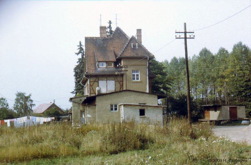 Bahnhofsgebäude in Bachra; 1985 (Foto: Heinz Glodschei)