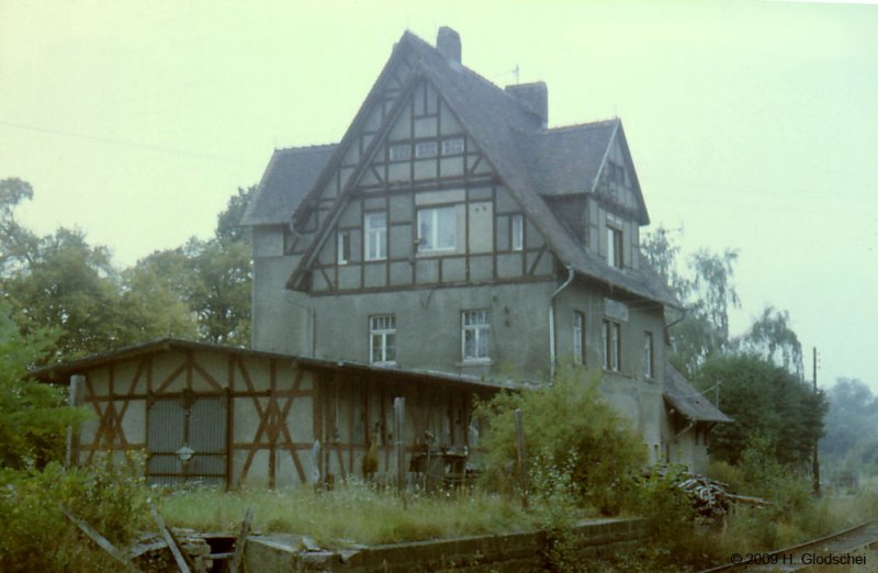 Bahnhofsgebäude in Lossa; 1985 (Foto: Heinz Glodschei)