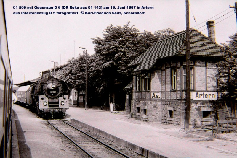 Bahnsteig 1 in Artern, mit DR 01 509 die den D 5 von Berlin-Zoologischer Garten nach Bebra bringt; 19.06.1967 (Foto: Karl-Friedruch Seitz)