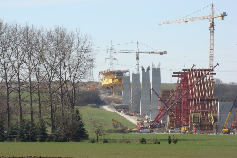Bau der Unstruttalbrücke für die ICE-Strecke von Erfurt nach Halle/Leipzig bei Wetzendorf; 19.03.2009 (Foto: Günther Göbel)