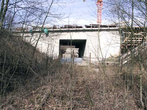 Beim Bau der ICE Saubachtalbrcke wurde auch fr das Finnebahngleis eine Unterfhung gebaut, obwohl wahrscheinlich nie wieder ein Schienenfahrzeug hier fahren wird; April 2006 (Foto: Klaus Erbeck)
