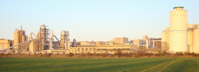Blick auf das Zementwerk Karsdorf. Im Vordergrund stehen Zementkesselwagen von ARCO, die bei Bedarf gemietet werden können; 17.03.2009 (Foto: Günther Göbel)