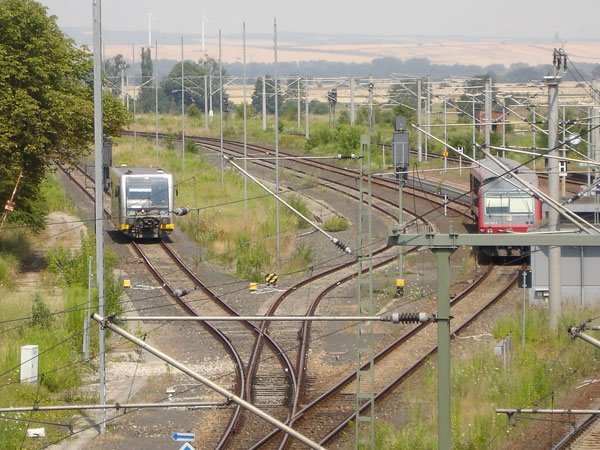 Blick in den Bf Artern. Links, 672 905-7 der Burgenlandbahn, welcher gerade Belastungstestfahrten durchführt und rechts die RB nach Naumburg (S) Hbf; 26.07.2006 (Foto: Christof Rommel)