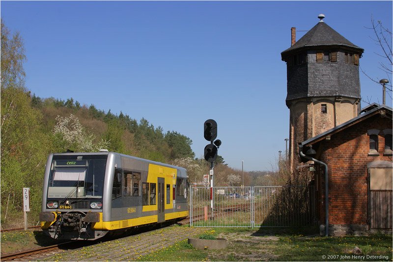 Burgenlandbahn 672 904-0  Happy Corax  verläßt als RB nach Zeitz den Bf Nebra; 15.04.2007 (Foto: John Henry Deterding)
