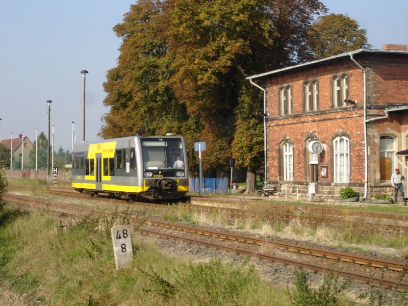 Burgenlandbahn 672 906-5  Kaiser Otto  als RB nach Artern im Bf Gehofen, wo der Zug noch mit roter Mütze und Kelle abgefertigt wird; 09.10.2005 (Foto: Christof Rommel)
