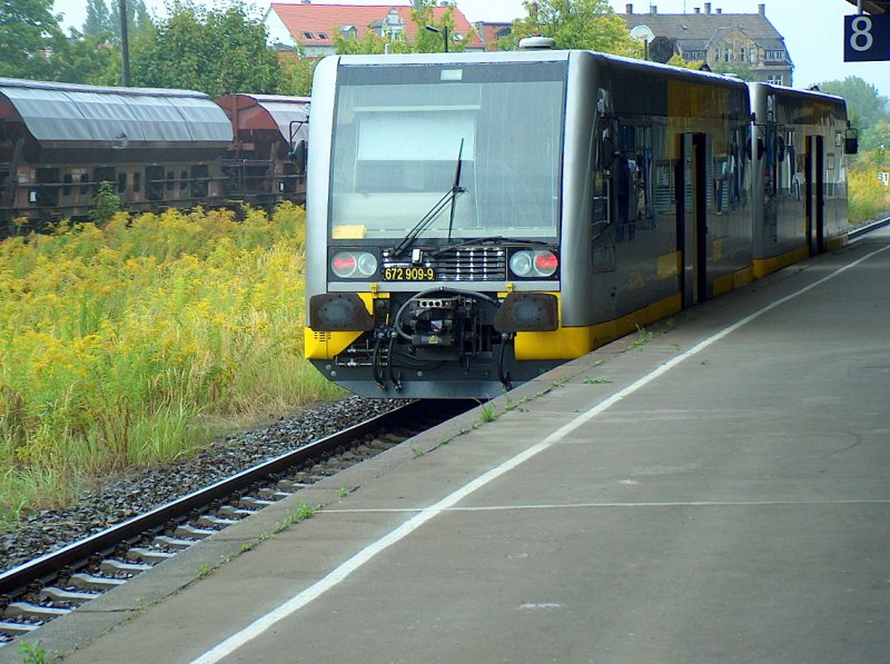Burgenlandbahn 672 909-9  Weißenfelser Schusterjunge  als RB 25882 nach Nebra am Bahnsteig 8 in Zeitz; 04.09.2008