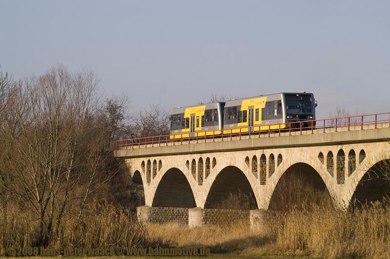 Burgenlandbahn 672 917-2  Erben Luther  + 672 903-2  Stadt Nebra  als Weihnachtsmarkt-Sonderzug von Roleben nach Naumburg (S) Ost, am 30.11.2008 auf dem Unstruthochwasserviadukt bei Kirchscheidungen. (Foto: Hans-Peter Waack, bahnmotive.de)