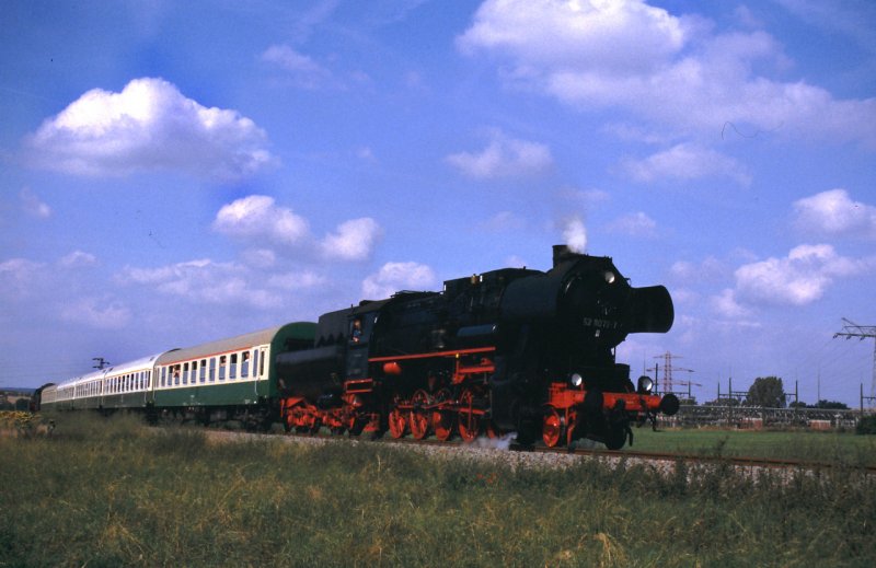 Dampf Plus 52 8079-7 mit einem Winzerfestplanzug von Nebra nach Naumburg (S) Hbf, am 07.09.2002 bei Reinsdorf (b Nebra). Am Zugschluss hängt die DB Museum 03 1010-2. (Foto: Uwe Böhme)