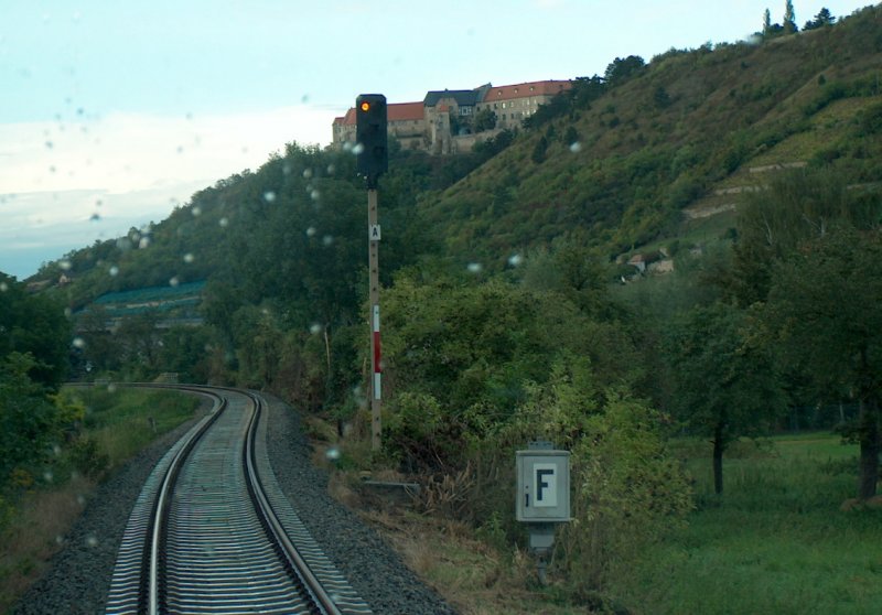 Das Einfahrtssignal vom Bf Freyburg in Höhe der Ortschaft Nißmitz. Im Hintergrund sieht man die Neuenburg; 04.09.2008