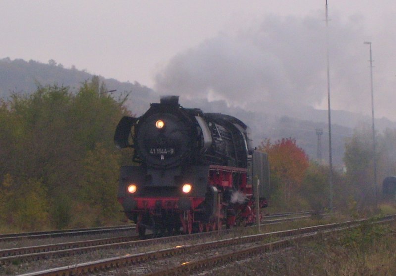 Das graue und nasse Herbstwetter umhüllt die 41 1144-9 der IGE  Werrabahn Eisenach  e.V. bei den Führerstandsmitfahrten im Bf Karsdorf; 21.10.2007