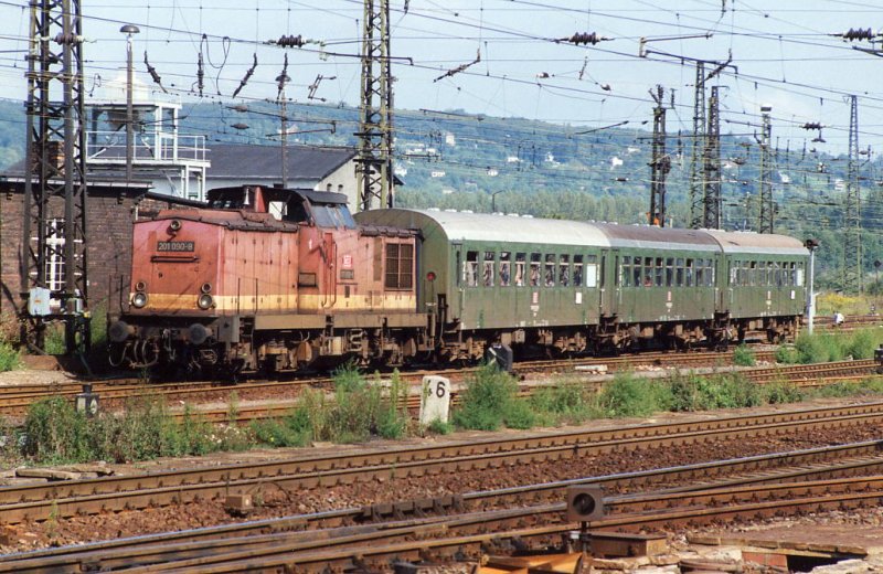 DB 201 090-8 mit einem Personenzug nach Nebra/Artern, bei der Ausfahrt in Naumburg (Saale) Hbf; 20.09.1994 (Foto: Carsten Templin)
