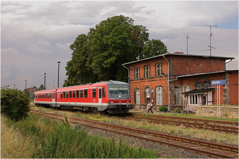 DB 628 596-9 als RB 26981 von Artern nach Naumburg (Saale) Hbf beim Halt in Gehofen; 12.08.2006 (Foto: John Henry Deterding) 