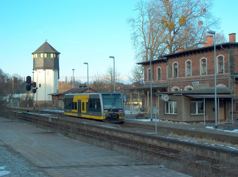 DB Burgenlandbahn 672 911-5 „Stadt Roßleben“ als RB 25985 nach Naumburg (Saale) Ost im Bf Nebra; 18.02.2009