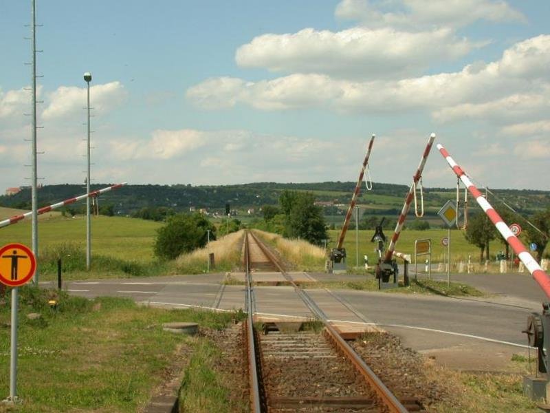 Der Bahnübergang der B180 in Kleinjena, der durch den Abzweig nach Großjena mit 4 Schranken gesichert wird; 24.06.2002 (Foto: Herbert Graf)