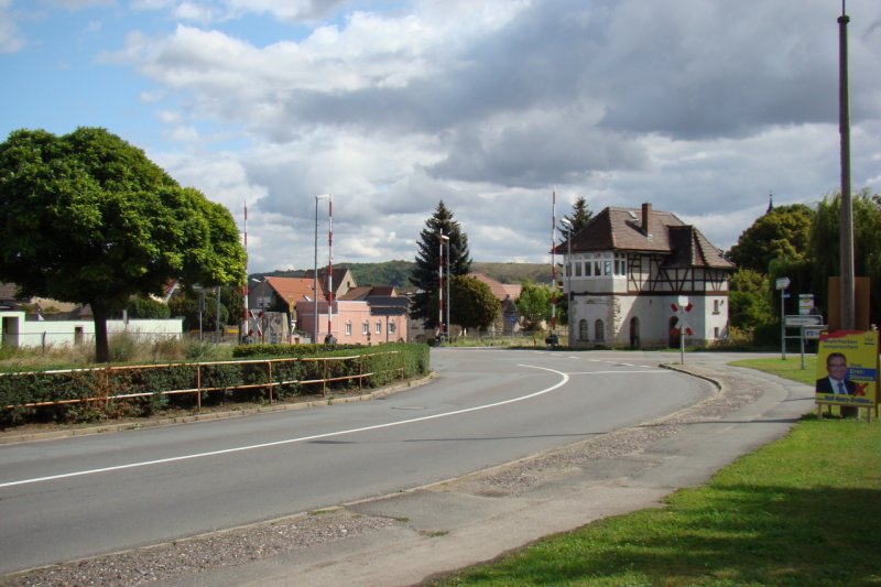 Der Bahnübergang und das Stellwerk Lw in Laucha; 04.09.2009 (Foto: Günther Göbel)