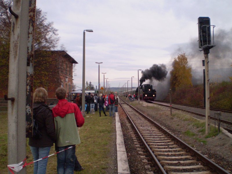 Der Dampfzug zieht alle Blicke auf sich; 26.10.2008 (Foto: Christian Kirchner)