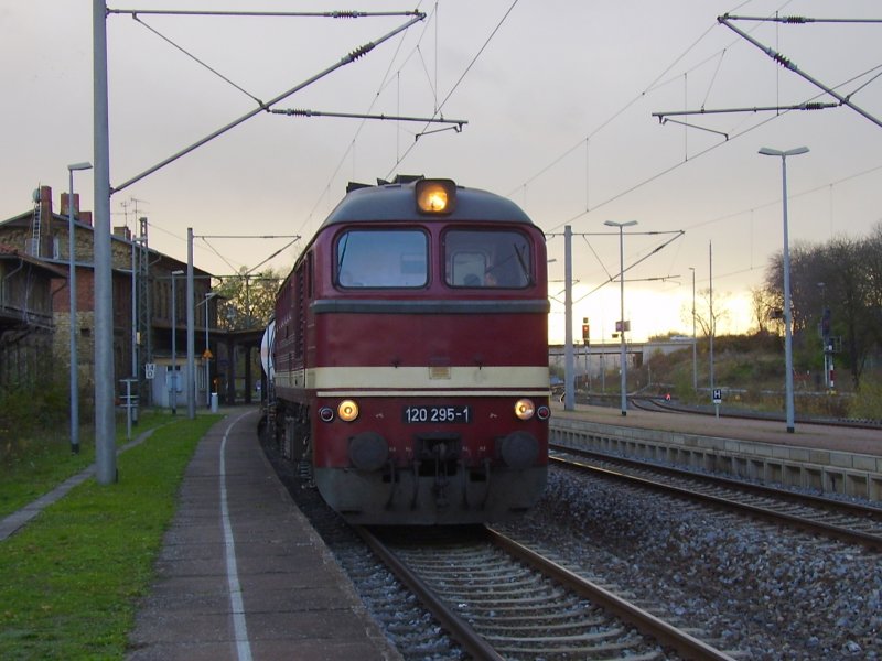 Der Fotogüterzug gezogen von 120 295 erreicht auf der Rückfahrt von Nebra den Bahnhof Artern. 