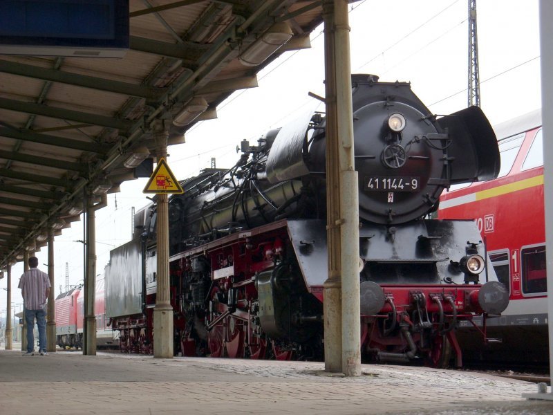 Der Naumburger Bahnsteig 3 (heute Gleise 4 und 5) entstand durch die Inbetriebnahme der Unstrutbahn Naumburg-Artern im Jahr 1889. Die 41 1144-9 ist dagegen noch ein  junger Hüpfer ...; 13.07.2008 (Foto: Klaus Pollmächer)