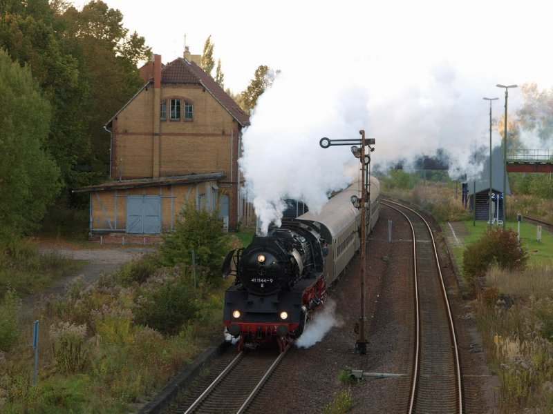 Der  ROTKPPCHEN-EXPRESS I  mit der 41 1144-9 von Freyburg nach Altenburg, am 04.10.2009 bei der Durchfahrt in Deuben. (Foto: Steffen Tautz)