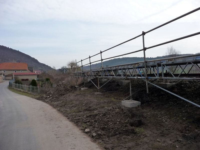 Der sich im Bau befindliche Behelfsbahnsteig für den neuen Haltepunkt in Wangen; 14.03.2009 (Foto: Ralf Kuke)