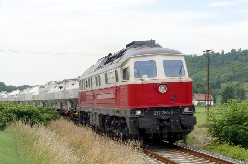 Die 232 294-9 der East-West-Railways (Tochterunternehmen von Railion Deutschland AG und der polnischen PCC Rail SA) ist mit einem 2.200 t-Zementzug auf der Unstrutbahn zwischen Balgstädt und Freyburg unterwegs. Der Zug ist über einen halben Kilometer lang; 19.06.2008 (Foto: Klaus Pollmächer)