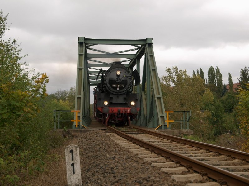 Die 41 1144-9 der IGE Werrabahn mit dem  ROTKÄPPCHEN-EXPRESS I  von Altenburg nach Freyburg, am 04.10.2009 auf dem Überführungsbauwerk über der Thüringer Bahn in Naumburg. (Foto: Steffen Tautz)