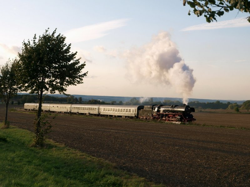 Die 41 1144-9 mit dem RE 16584  ROTKPPCHEN-EXPRESS I  auf der Rckfahrt von Freyburg nach Altenburg, am 04.10.2009 bei Sten. (Foto: Steffen Tautz)