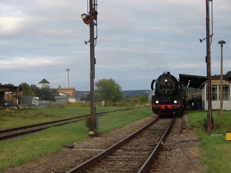 Die abendliche Rückfahrt nach Halberstadt ging über Nebra und Artern. Hier wartet der Sonderzug die Zugkreuzung im Bf Laucha ab; 08.09.2007 (Foto: Dieter Thomas)