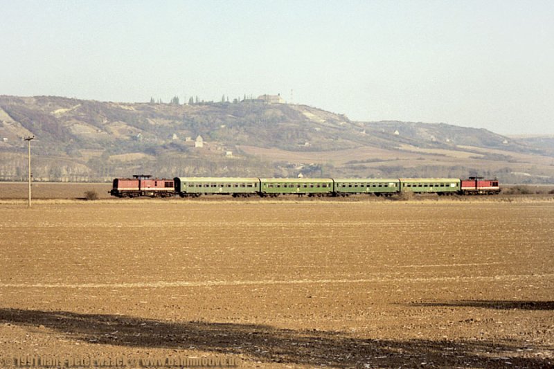 DR 112 528-5 + 110 053-6 mit einem Personenzug von Naumburg (S) Hbf nach Nebra, bei Kirchscheidungen; 28.10.1991 (Foto: Hans-Peter Waack www. bahnmotive.de) 

