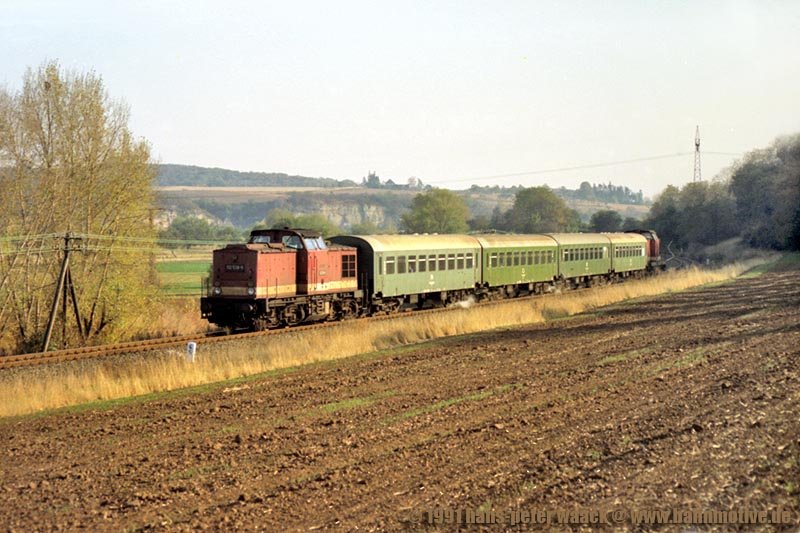 DR 112 528-5 mit einem Personenzug nach Nebra zwischen Kleinjena und Freyburg. Am Zugende hängt DR 110 053-6; 28.10.1991 (Foto: Hans-Peter Waack www.bahnmotive.de)
