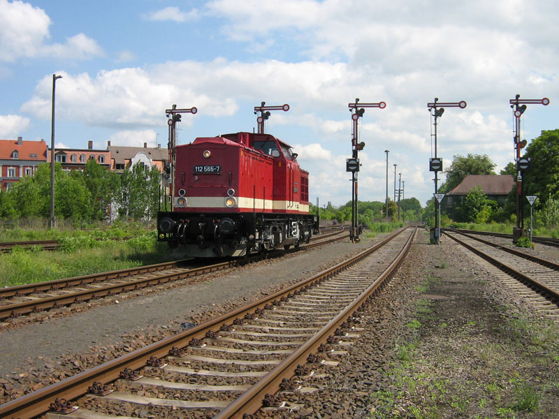 DR 112 565-7 der Preßnitztalbahn vor der Signalbrücke in Zeitz; 16.05.2009 (Foto: Thomas Menzel)