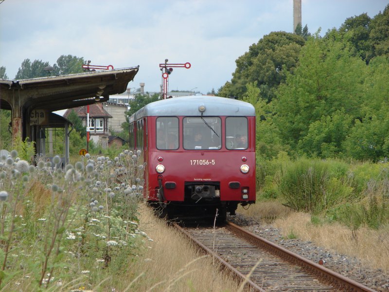 DR 171 056-5 + DB 972 771-0 der Wisentatalbahn als Sonderzug von Wangen über Naumburg Ost nach Teuchern, bei der Ausfahrt in Laucha (Unstrut); 12.07.2009 (Foto: Dieter Thomas) 