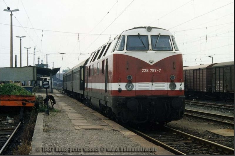DR 228 797-7 steht mit ihrem Personenzug nach Zeitz abfahrbereit auf Gleis 5 in Naumburg (S) Hbf; 03.07.1992 (Foto: Hans-Peter Waack www. bahmotive.de)