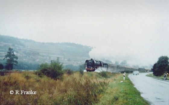DR 44 1093-2 mit dem Sonderzug zum 100. Geburtstag der Unstrutbahn, am 01.10.1989 zwischen Freyburg und Balgstädt. (Foto: Roberto Franke) 
