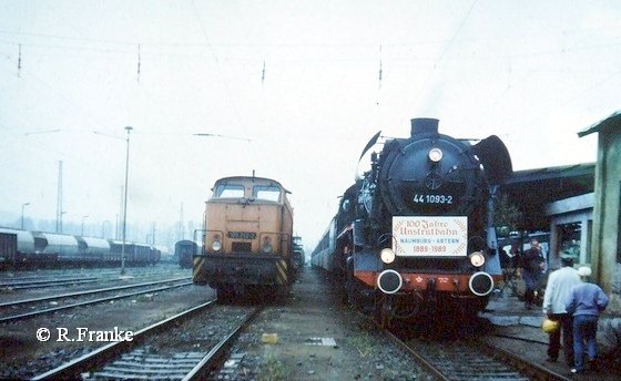 DR 44 1093-2 steht am 01.10.1989 abfahrbereit nach Artern mit dem Geburtstagssonderzug auf Gleis 5 in Naumburg Hbf. (Foto: Roberto Franke)
