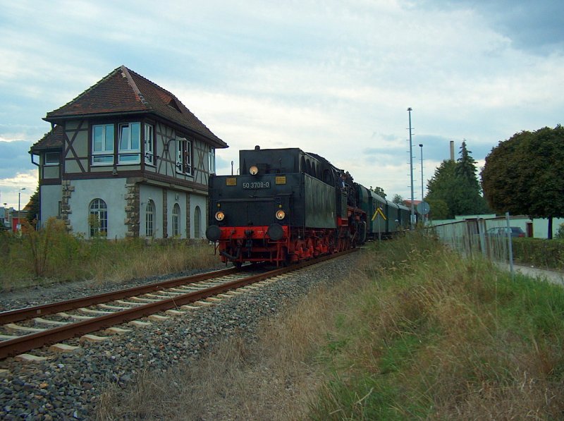 DR 50 3708-0 mit dem DLr 37193 von Karsdorf nach Freyburg, am Stellwerk Lw in Laucha (Unstrut); 12.09.2009