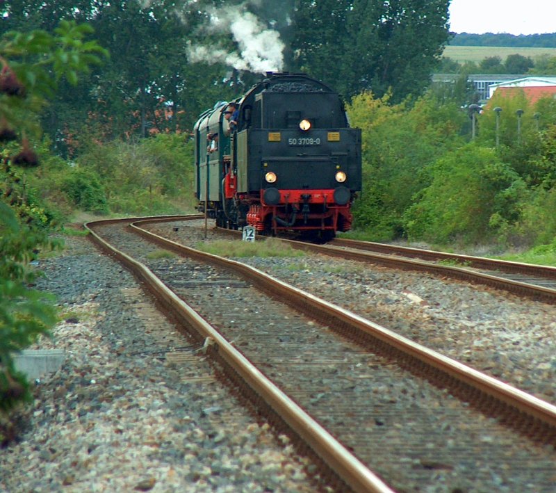 DR 50 3708-0 mit dem DLr 37193 von Karsdorf nach Freyburg, bei Kreuzungshalt in Laucha (Unstrut); 12.09.2009
