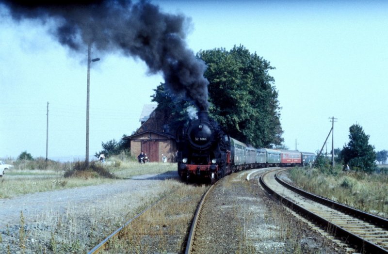 DR 52 6666 mit einem Sonderzug von Halle ber Rblingen, Vitzenburg und Naumburg (Saale) zurck nach Halle, beim Fotohalt in Lodersleben; 03.10.1987 (Foto: Jens Gollmann)