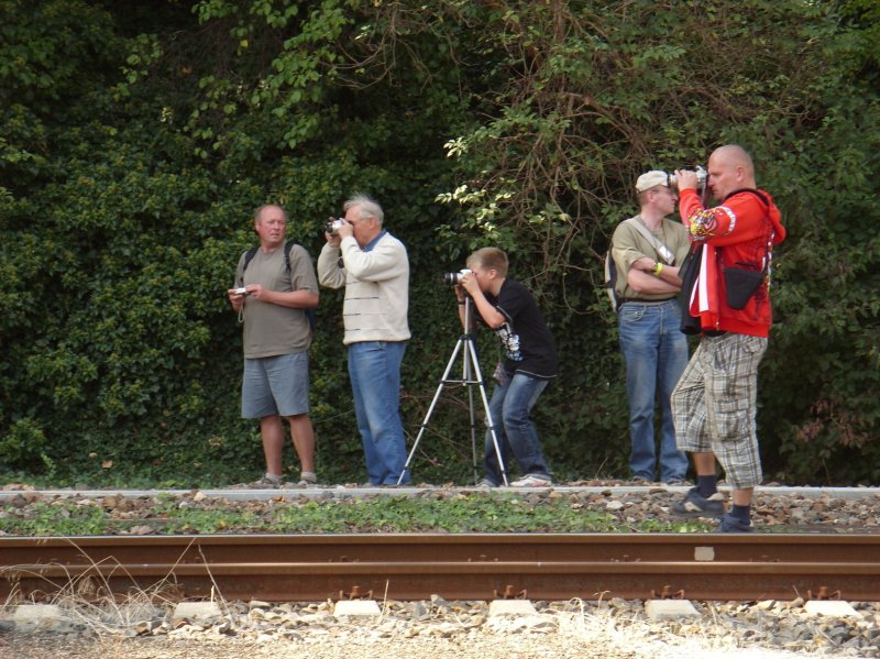 Durch die 3 Dampfsonderzüge zum Freyburger Winzerfest waren auch wieder zahlreiche Eisenbahnfans an die Unstrutbahn gekommen, um die Züge zu fotografieren, so wie hier im Bf Freyburg; 12.09.2009 (Foto: Klaus Pollmächer)
