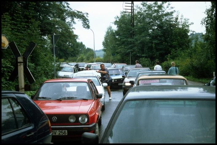 Ein durch Fotografen verursachten Stau am Bahnübergang in Freyburg (Unstrut); 24.08.1996 (Foto: Steffen Tautz)
