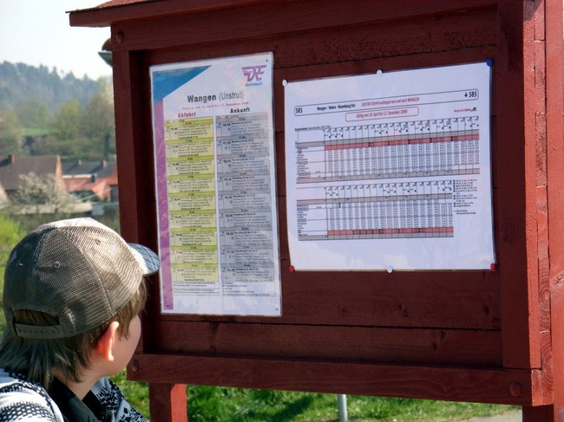 Ein Fahrgast der Unstrutbahn informiert sich an der Fahrplantafel am Hp Wangen; 13.04.2009 (Foto: Klaus Pollmächer)